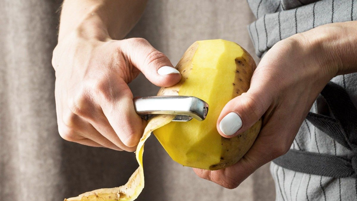 Přestaňte loupat: geniální způsob, jak odstranit slupku z brambor jedním tahem