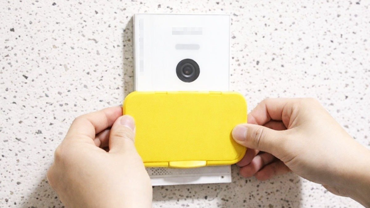 Nevyhazujte víčko od vlhčených ubrousků, přilepte ho na „domovní zvonek“… Proč jsem tenhle skvělý trik neznal?