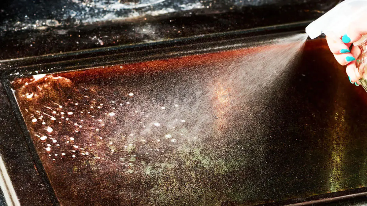 Bude jako zrcadlo: s jedinou ingrediencí z kuchyně vyčistíte dvířka trouby, aniž byste museli drhnout