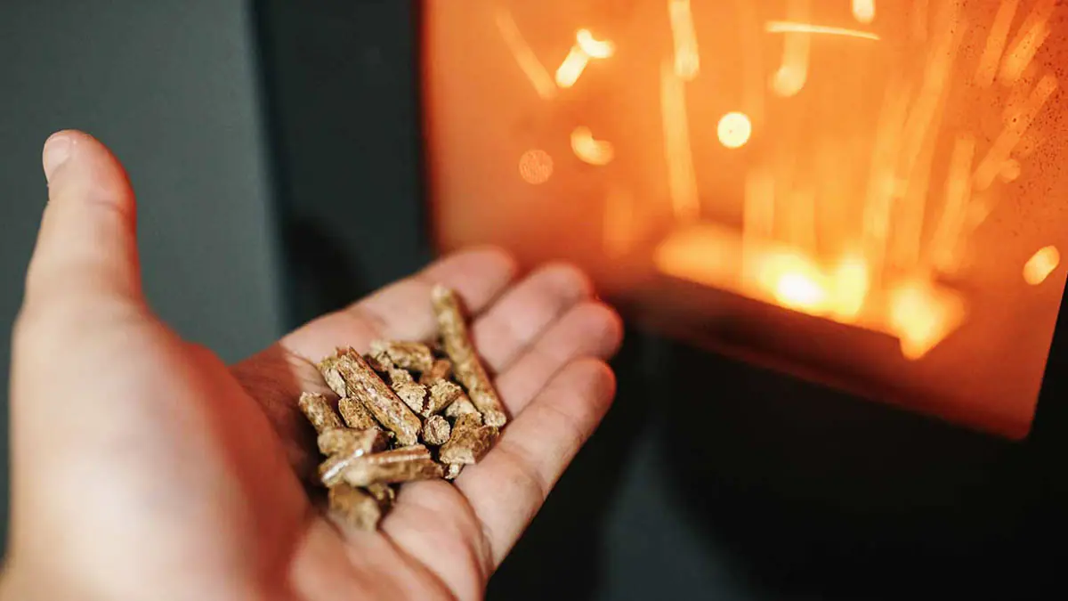 Jak dlouho lze topit jedním 15kg pytlem pelet a co lze očekávat podle typu kamen