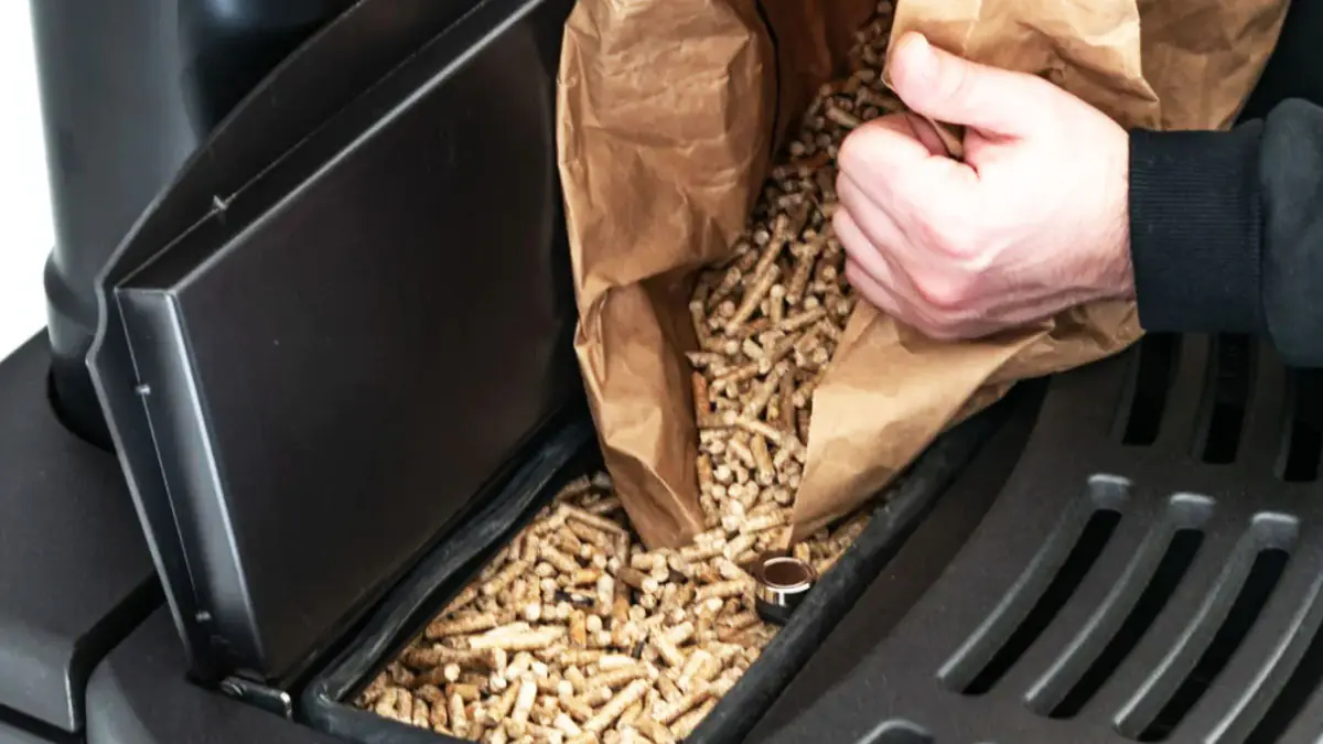 Jak dlouho lze topit jedním 15kg pytlem pelet a co lze očekávat podle typu kamen