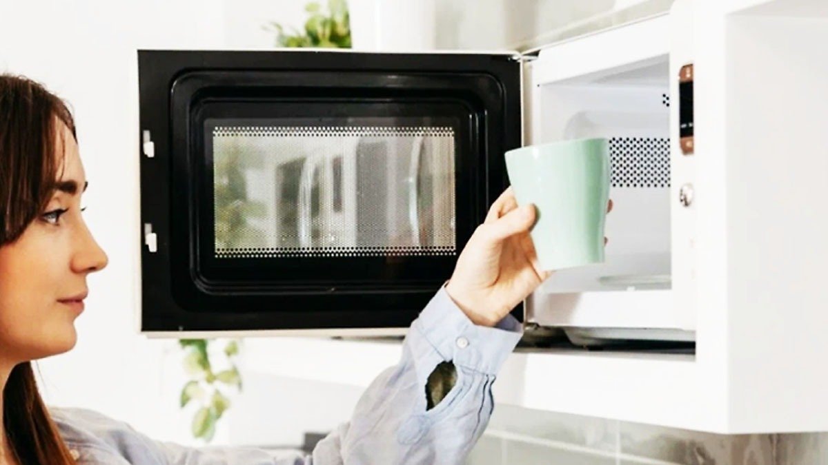 Málokdo ví, ale ohřívání vody nebo mléka v mikrovlnné troubě může být nevhodné