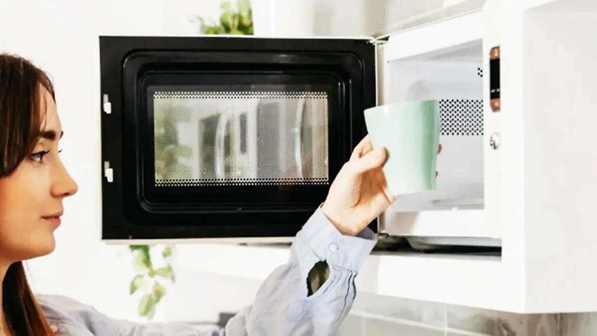 Málokdo ví, ale ohřívání vody nebo mléka v mikrovlnné troubě může být nevhodné