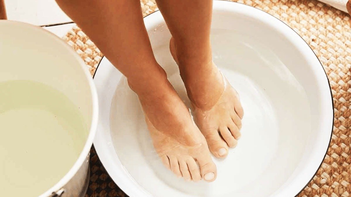 Mytí nohou teplou vodou s jedlou sodou: proč se to doporučuje a kdy je vhodné to dělat