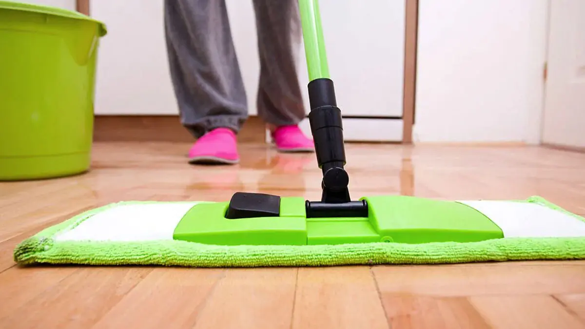 Podlahu v předsíni už nemyji hadrem — úklidový trik, kterému lidé říkají „chytré“ a „to je nápad“
