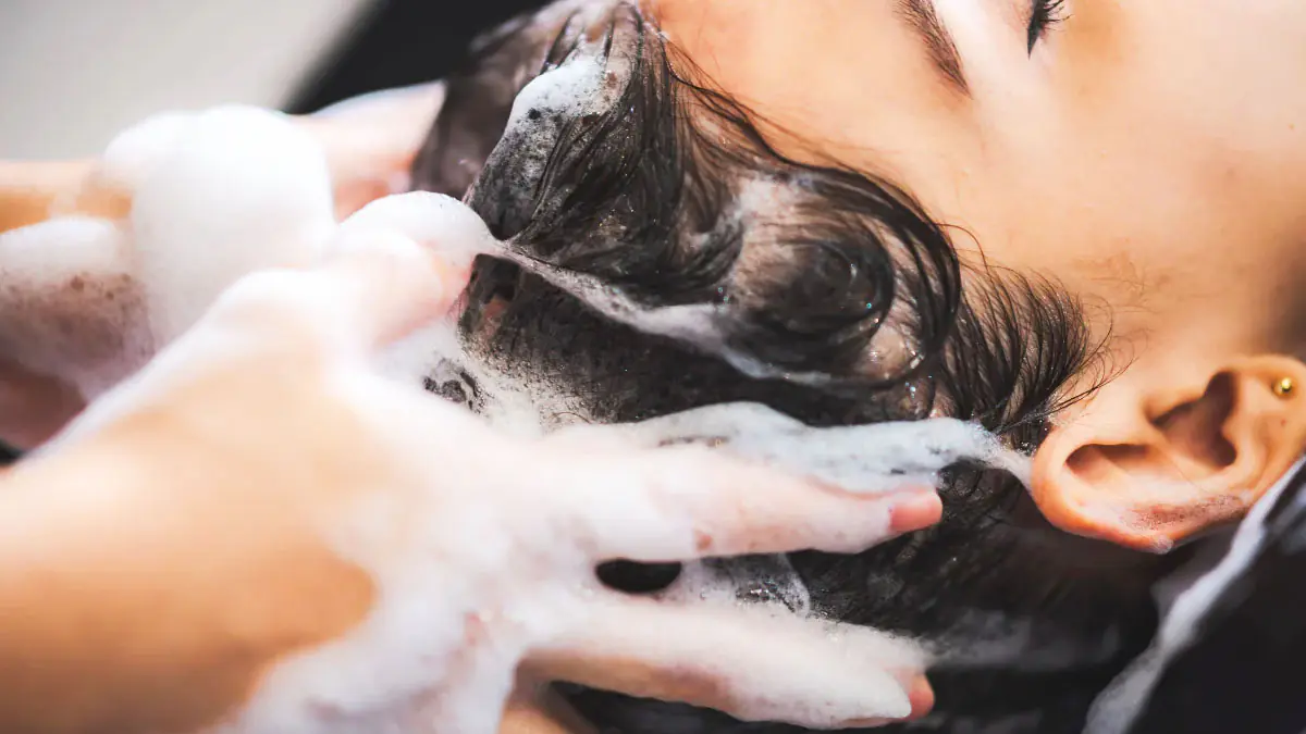 „Napěnit a opláchnout?“ Ukazuje se, že jsem si celý život myl vlasy špatně! Profesionální kadeřník radí správný postup mytí vlasů 2 „Napěnit a opláchnout?“ Ukazuje se, že jsem si celý život myl vlasy špatně! Profesionální kadeřník radí správný postup mytí vlasů