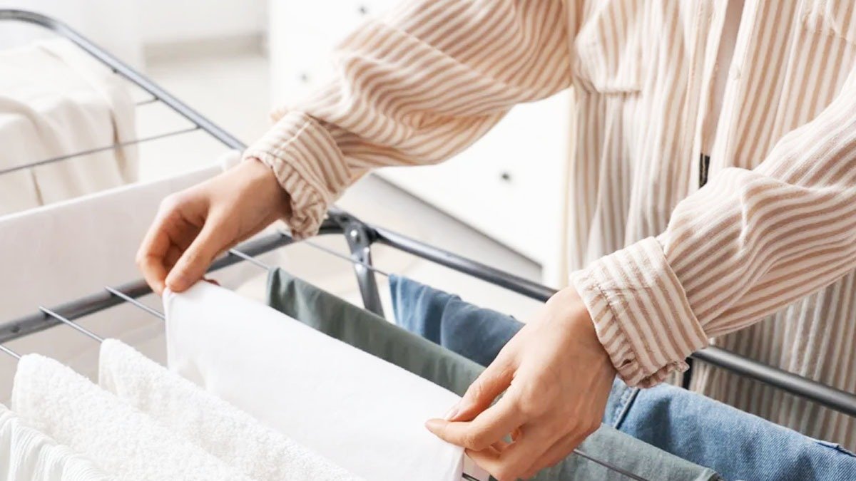 Prší a potřebujete usušit oblečení? Tady je japonský trik, jak to udělat rychle a bez nepříjemných pachů