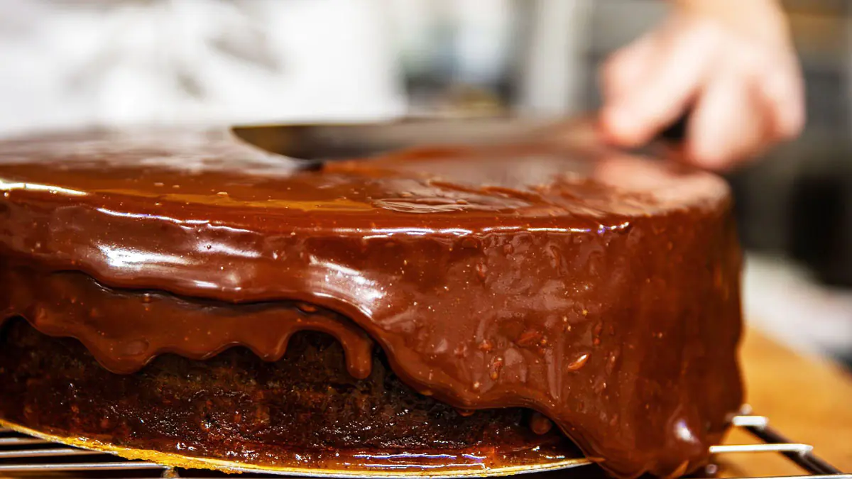 Čokoládový dort „Choco Pie“ — vláčný piškot, jemná náplň a zrcadlová poleva