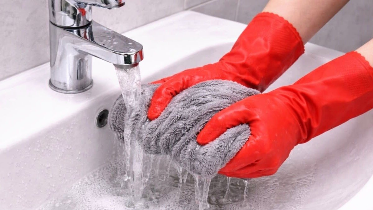 Překvapil mě rozdíl v účinnosti studené a teplé vody při vytírání podlahy