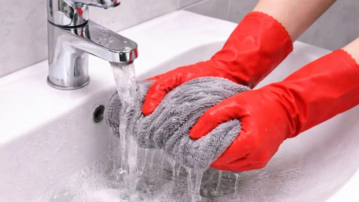 Překvapil mě rozdíl v účinnosti studené a teplé vody při vytírání podlahy