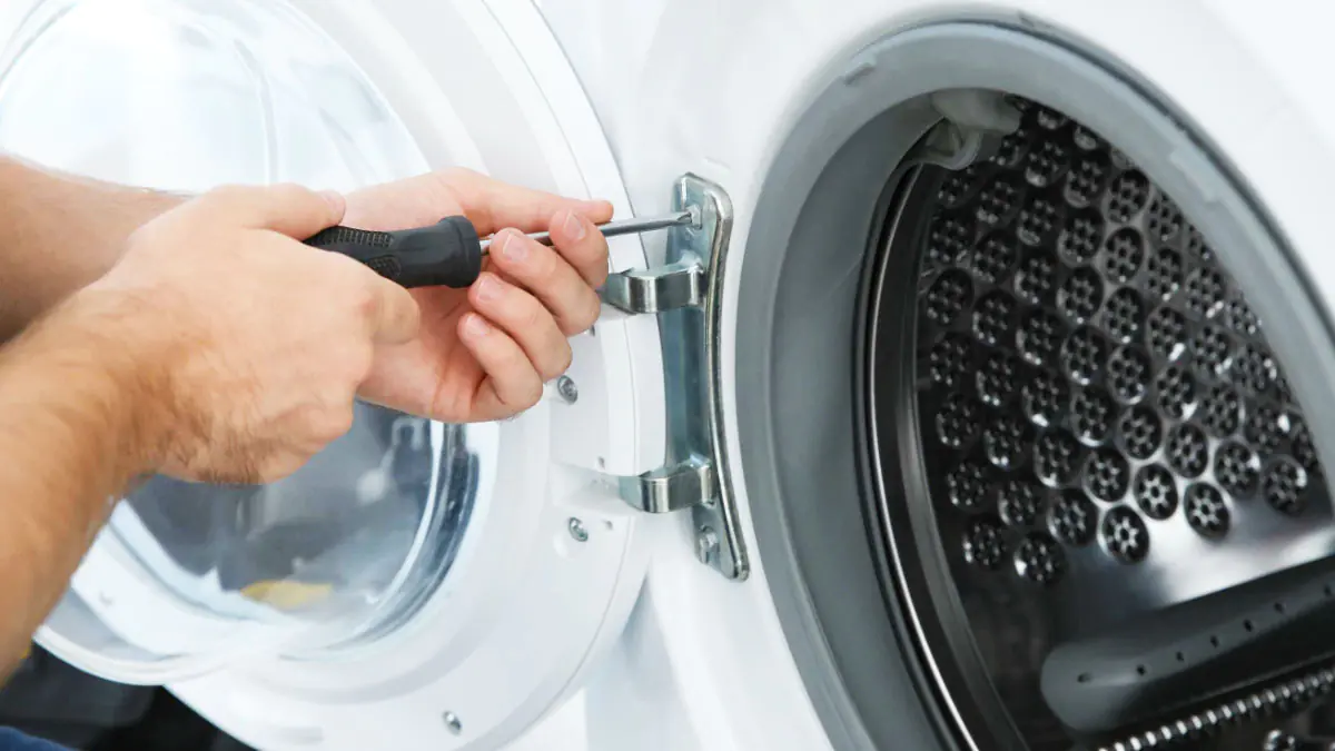 Nechávat dvířka pračky po praní otevřená se zdá neškodné, ale časem může způsobit nečekané problémy