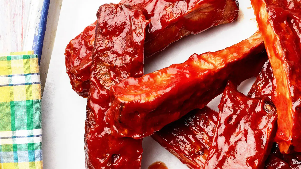 Sbohem suchým vepřovým žebrům v horkovzdušné fritéze: odborné tipy, aby zůstala křehká a šťavnatá