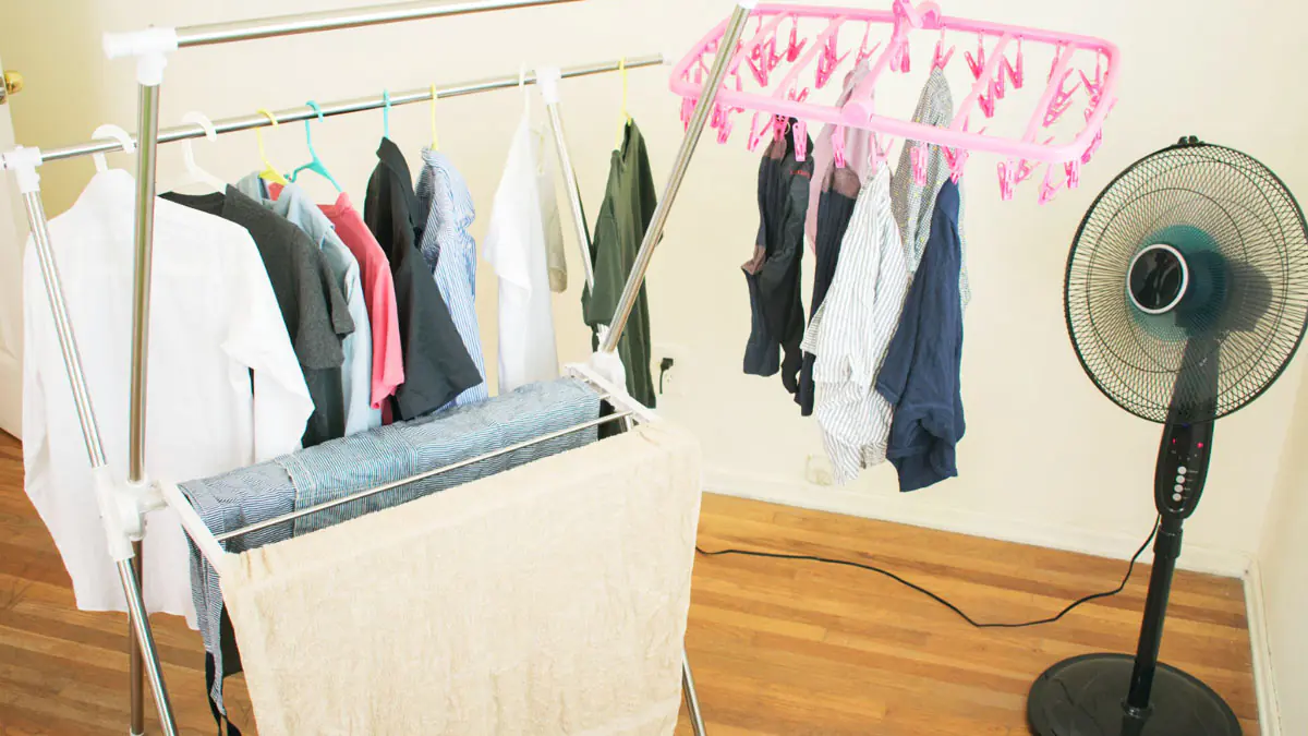 Jak sušit oblečení rychleji v zimě Jednoduchý trik, který opravdu funguje v chladném období