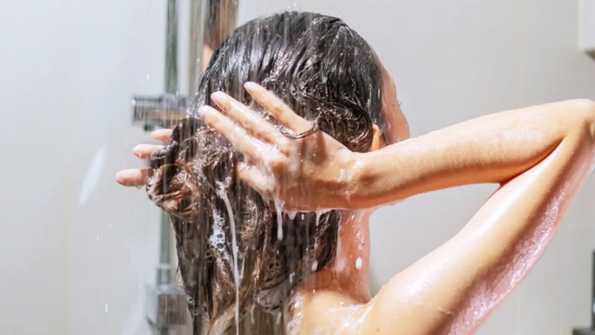 První den čínského Nového roku je mytí vlasů tabu! Na Silvestra použijte „pět správných kroků mytí vlasů“, abyste si vlasy důkladně očistili, přivolali štěstí a předešli jejich vypadávání