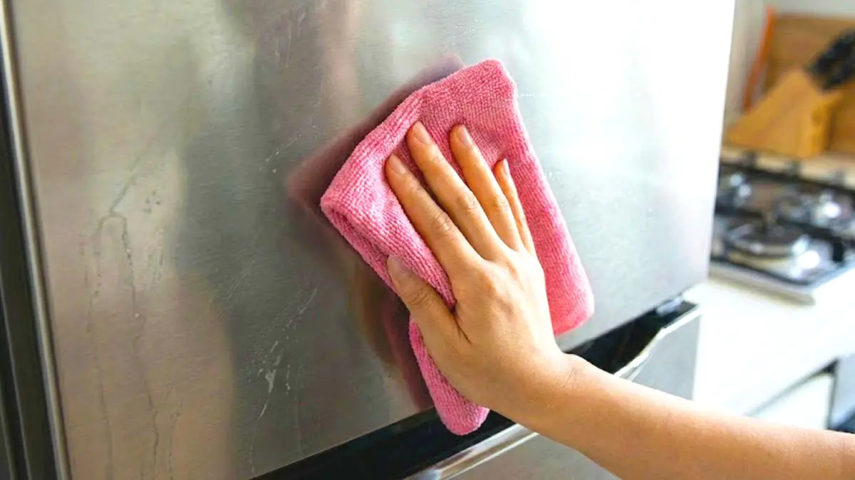 Kvůli skvrnám na lednici jsem byla neustále nervózní… stačila „jediná kapka“ a vypadala jako nová