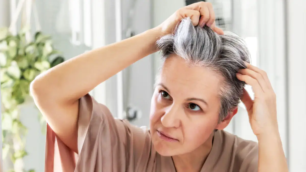 ohou šedé vlasy znovu zčernat? Odborník radí 5 druhů potravin pro černé vlasy a vysvětluje, proč si je mýt dvakrát