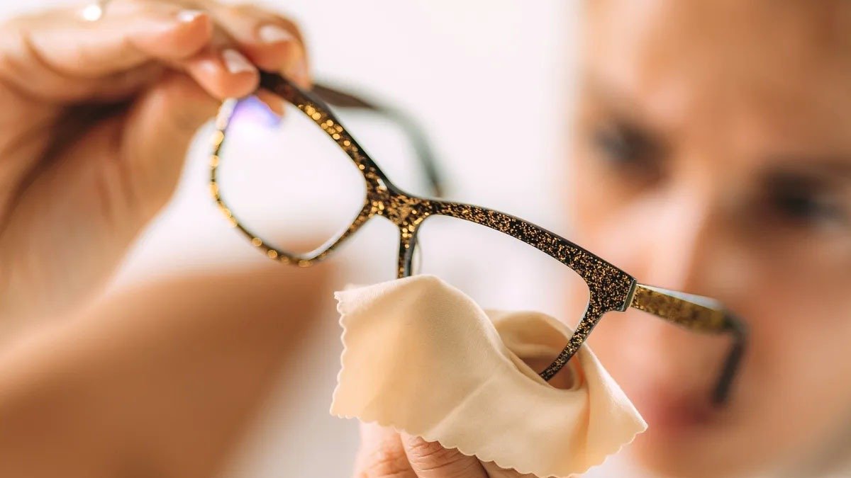 Bez prostředku na nádobí a bez alkoholu: takto vyčistíte brýle bez škrábanců a poškození