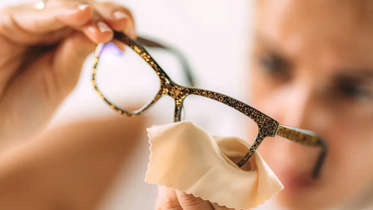 Bez prostředku na nádobí a bez alkoholu: takto vyčistíte brýle bez škrábanců a poškození