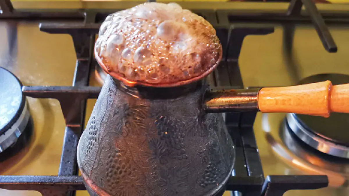 Jak správně uvařit chutnou kávu v džezvě na sporáku: jemnosti přípravy