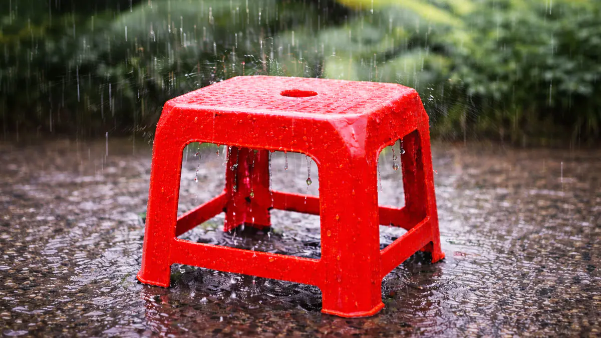 K čemu je kulatý otvor uprostřed plastové židle