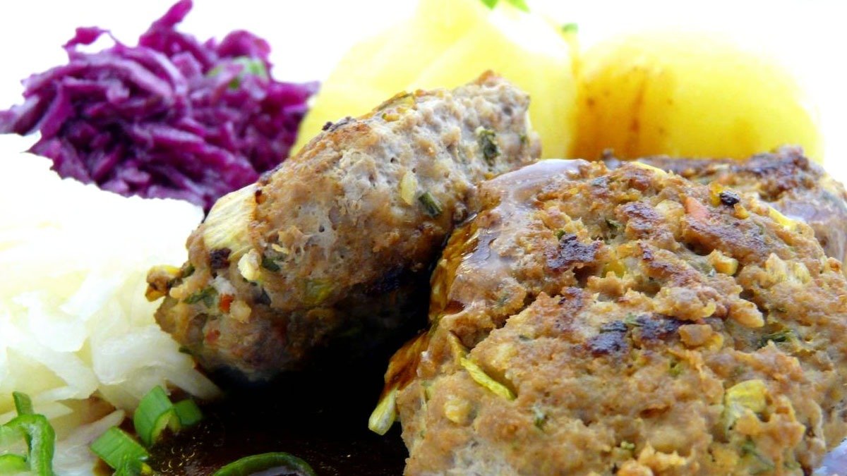 Lahodný recept z roku 1937, který byste měli vyzkoušet. Jak připravit masové kuličky s červeným zelím