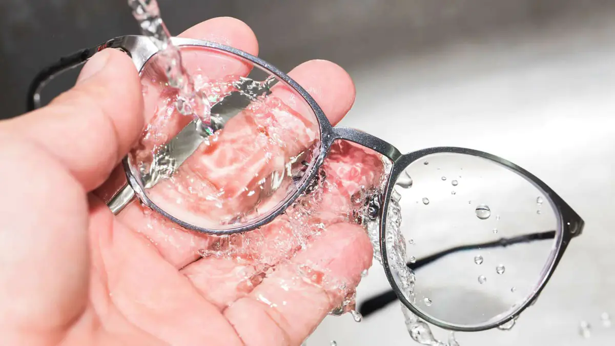 Bez prostředku na nádobí a bez alkoholu: takto vyčistíte brýle bez škrábanců a poškození