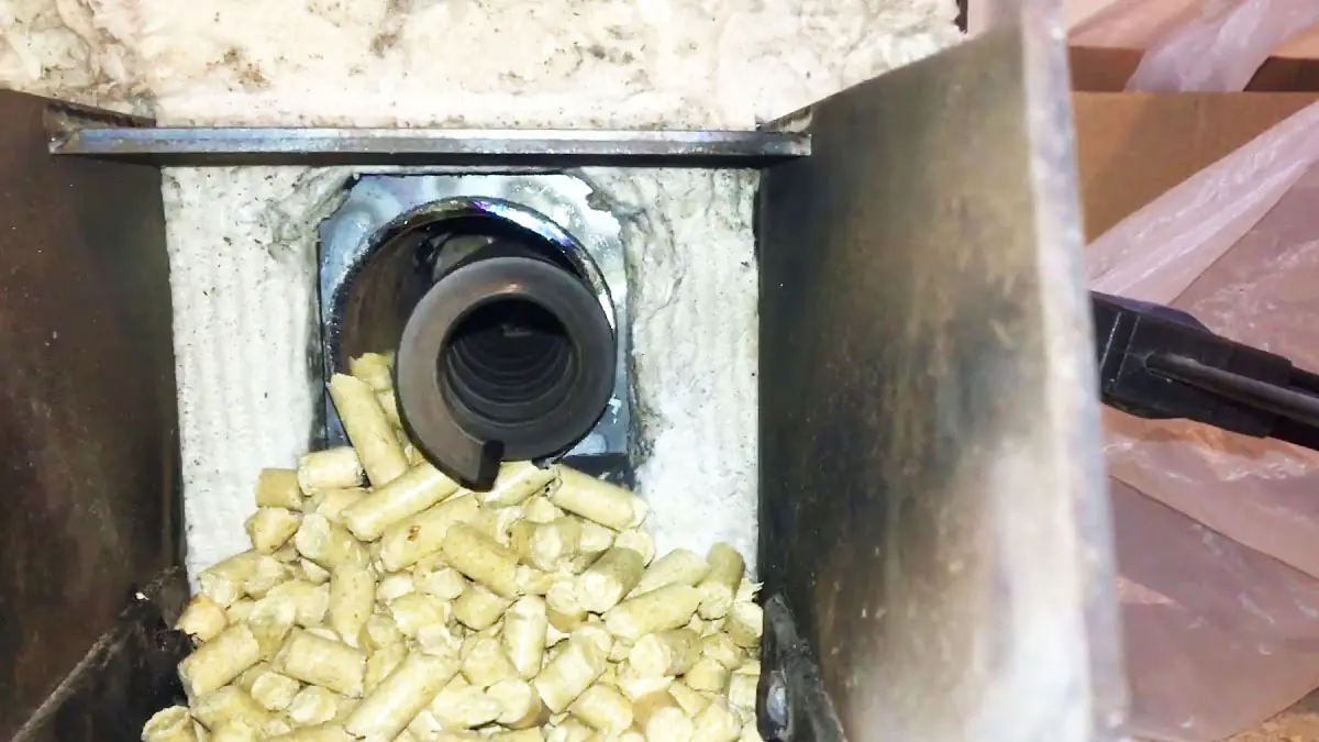 Jak dlouho lze topit jedním 15kg pytlem pelet a co lze očekávat podle typu kamen