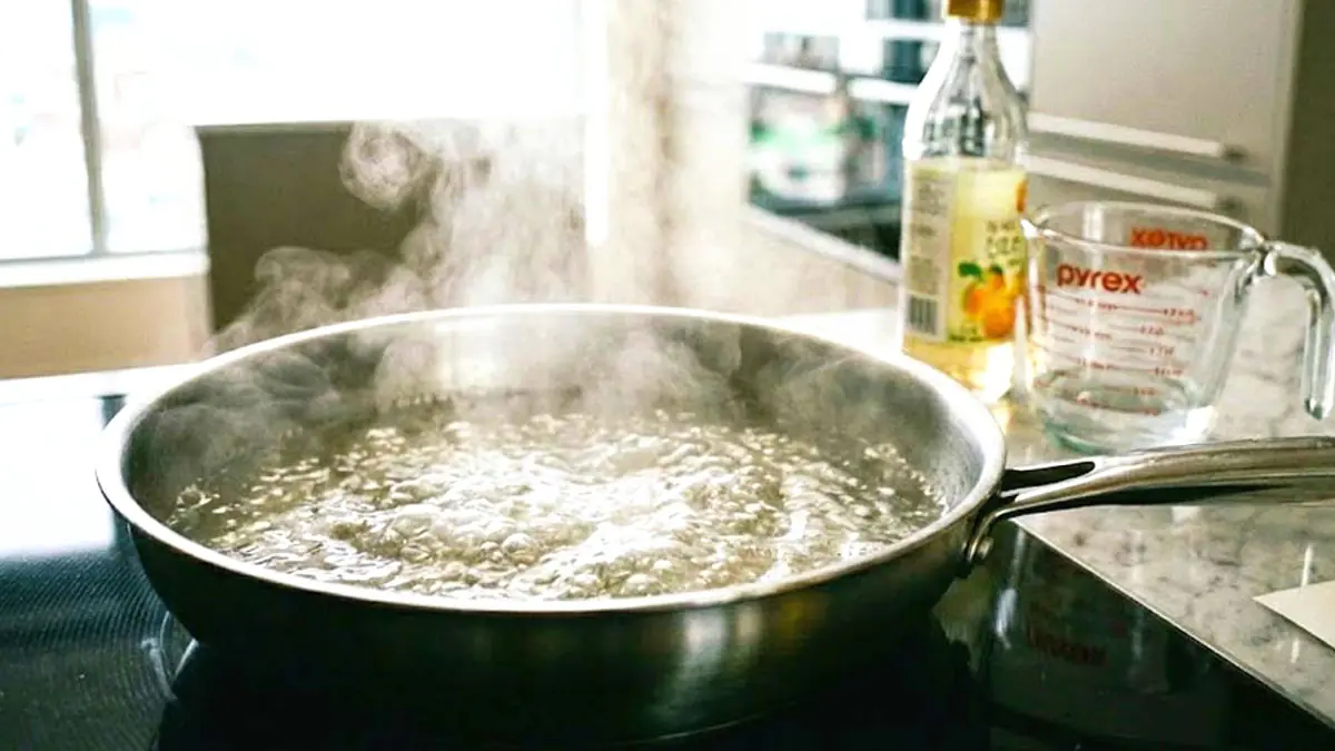 Nevyhazujte pánev s poškozeným povrchem — když to uděláte takto a obětujete 10 minut, vydrží ještě dva roky