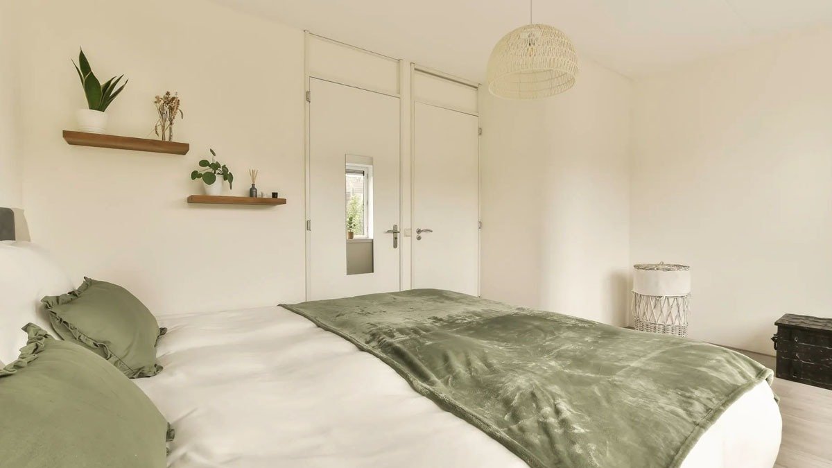 Architekt: „malovat ložnici na bílo je chyba. Lepší jsou tyto kombinace – a budete lépe spát“