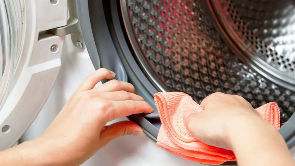 Mnozí nechávají dvířka pračky po praní otevřená: může to způsobit problémy
