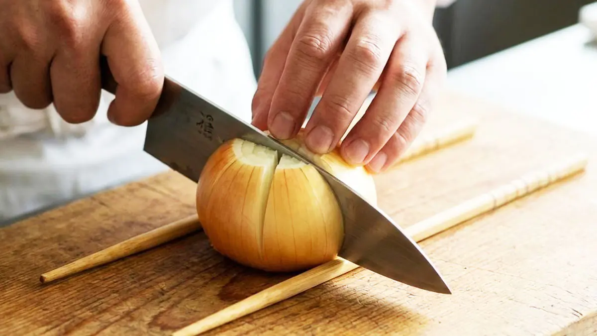 Položte cibuli „takhle“ na dřevěné hůlky a zkuste ji nakrájet – na oslavy tenhle trik hledá každý