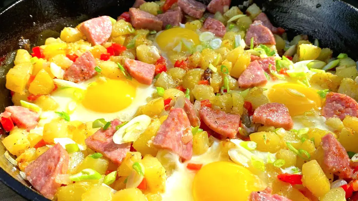 V zimě konec složitých večeří: tato technika na pánvi snadno promění brambory a chorizo v měkkou tortillu