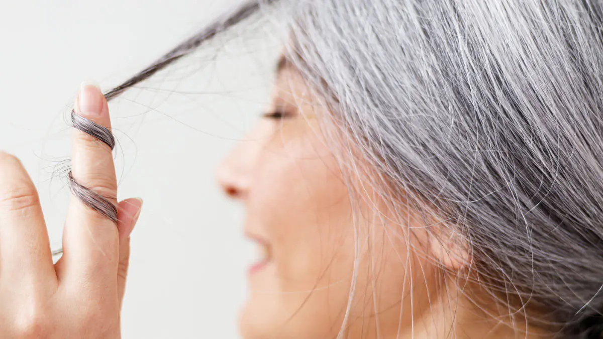 Ani rozmarýn, ani bobkový list: tato rostlina má skrýt šediny a posílit vlasy už po prvním použití