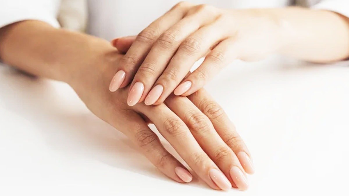 Odstíny laků na nehty, které vizuálně omlazují ruce: jaké barvy zvolit a kterým se vyhnout