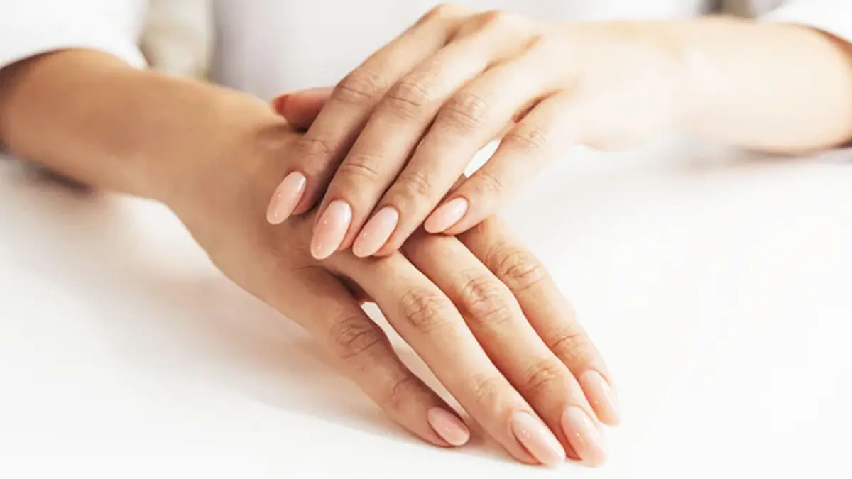 Odstíny laků na nehty, které vizuálně omlazují ruce: jaké barvy zvolit a kterým se vyhnout