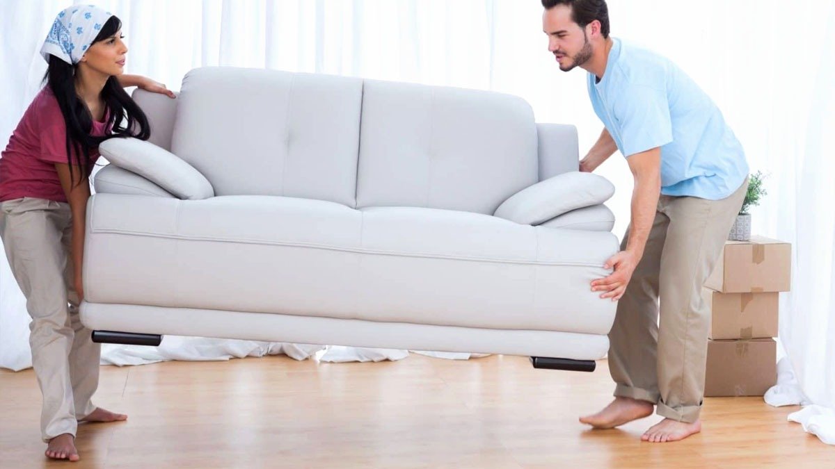 Kam umístit pohovku, aby se obývací pokoj „otevřel“, podle dekoratérů