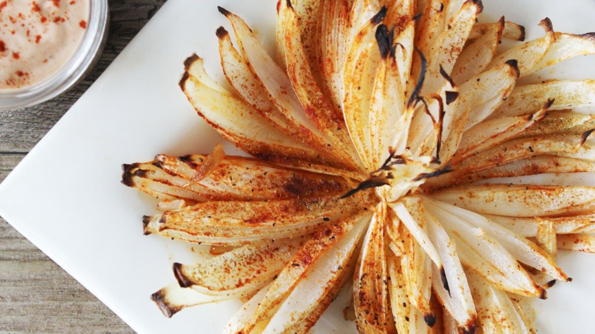 Položte cibuli „takhle“ na dřevěné hůlky a zkuste ji nakrájet – na oslavy tenhle trik hledá každý