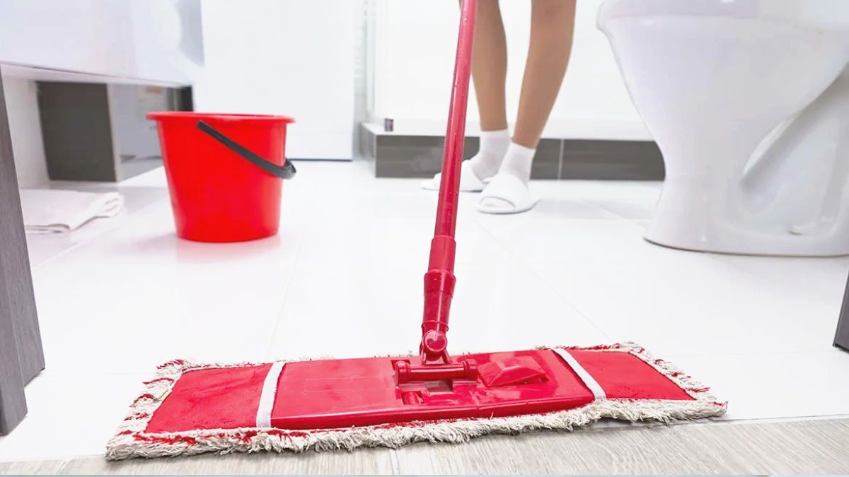 Mytí podlahy v koupelně alkoholem: k čemu slouží a proč je vhodné