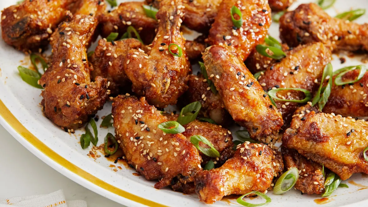 Bez smažení a bez nepořádku recept na křidélka v „řízkové“ strouhance — dokonalé sousto!