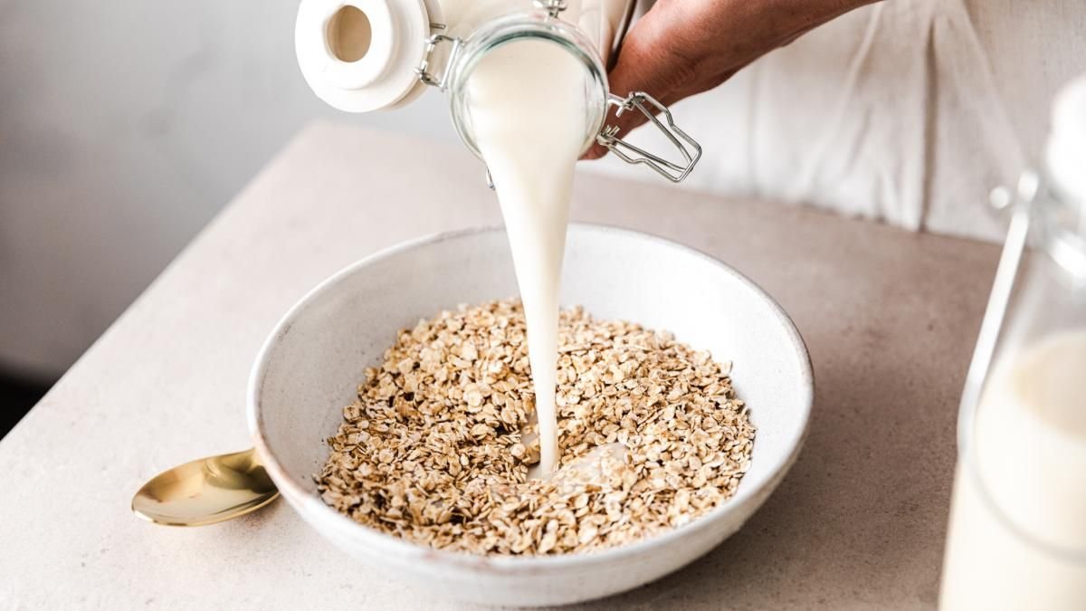 Takhle si při přípravě ovesné kaše kazíme výsledek – ukážeme trik, aby už nikdy nebyla lepkavá 3 Takhle si při přípravě ovesné kaše kazíme výsledek – ukážeme trik, aby už nikdy nebyla lepkavá