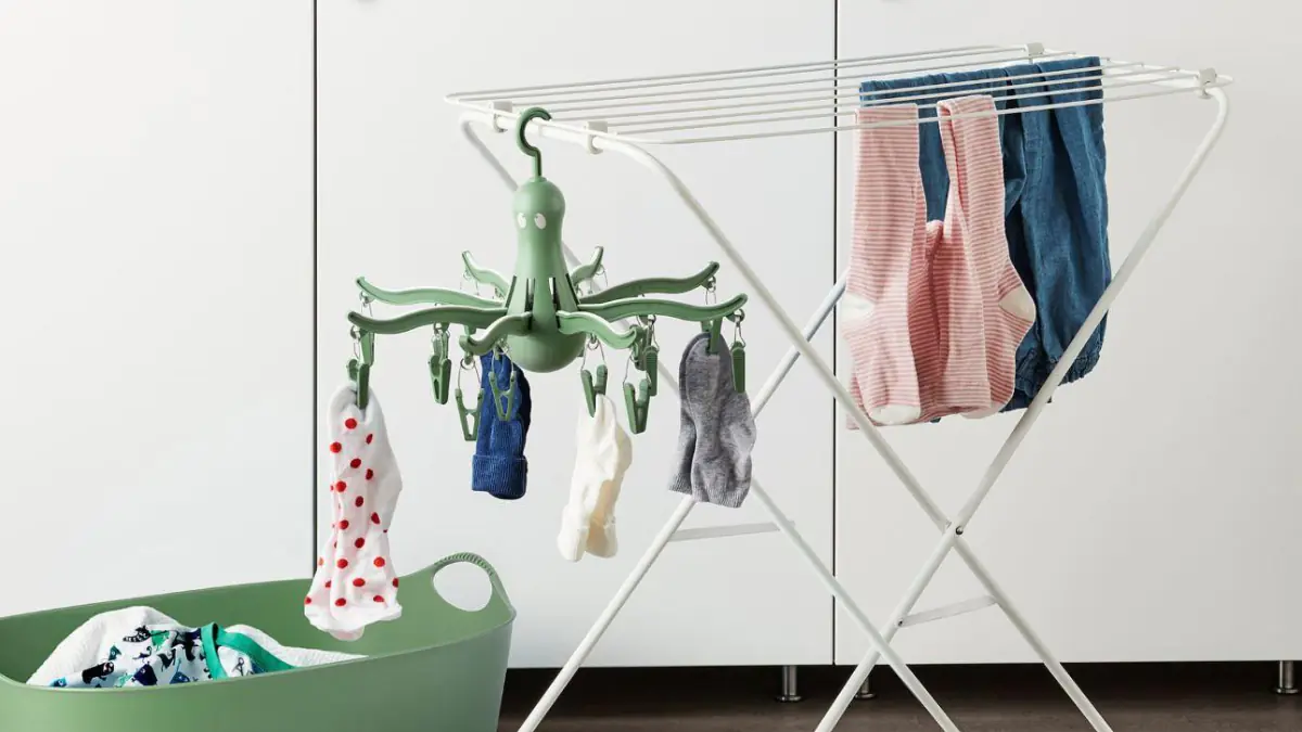 Chytrý sušák na prádlo z IKEA, který šetří místo a suší oblečení rychleji, ideální na zimu