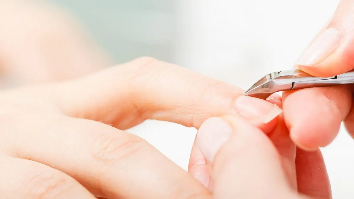 Ruská manikúra je nejčistší a nejminimalističtější trend v nehtech, který nahrazuje tradiční gely