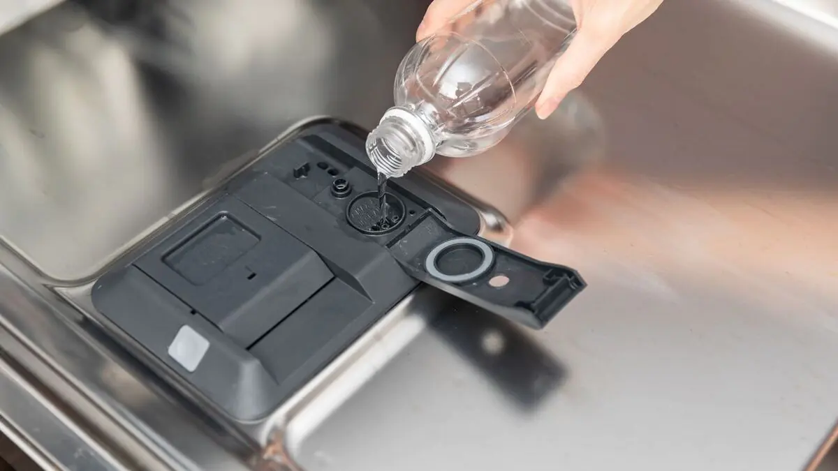 «Moje nádobí ještě nikdy nebylo tak lesklé»: přidá do myčky jednu přírodní ingredienci a dosáhne dokonalého výsledku