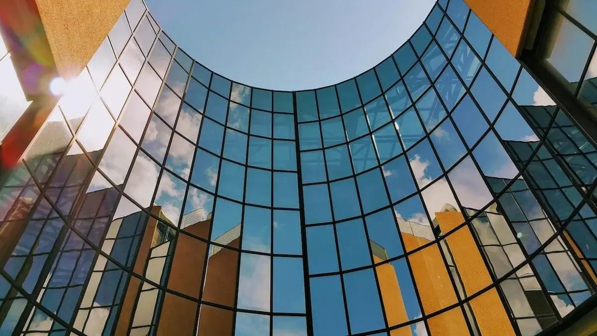 Těžké zatemňovací závěsy vycházejí z módy: nová řešení jsou praktičtější a pomáhají lépe spát