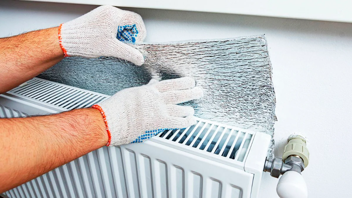 Proč se doporučuje přilepit kus hliníkové fólie na stěnu? Architekt vysvětluje její účel