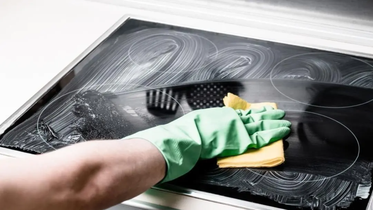 Poškrábaná indukční varná deska? Tato domácí pasta ji znovu vyhladí