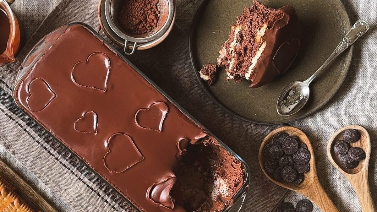 Dort z piškotů s čokoládovou pěnou, plný lásky