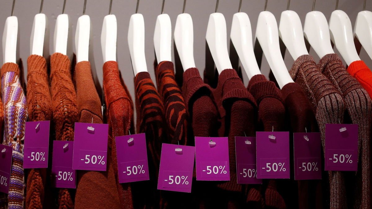 EU od roku 2026 zakáže značkám ničit neprodané oblečení a obuv