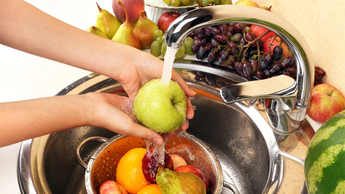 Horší než tuk! Profesionální instalatér odhaluje drahá tajemství oprav při mytí ovoce už to nesplachujte do dřezu