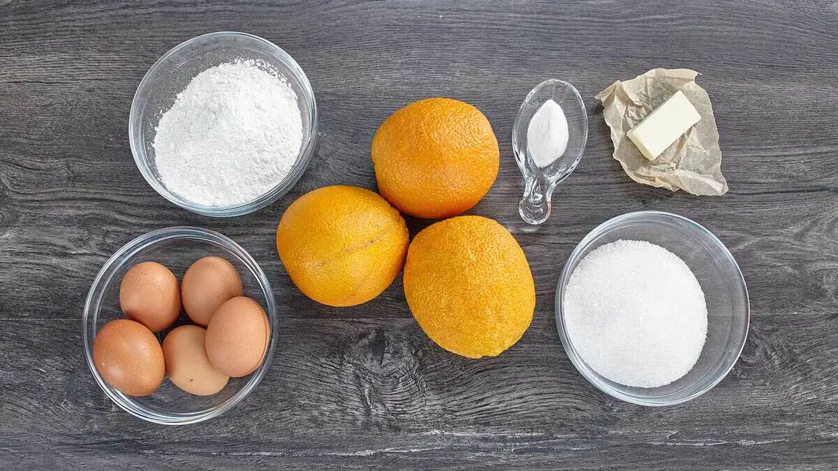 Jak připravit mandlovo-pomerančový piškot s ganache z bílé čokolády: jednoduchý recept v několika krocích